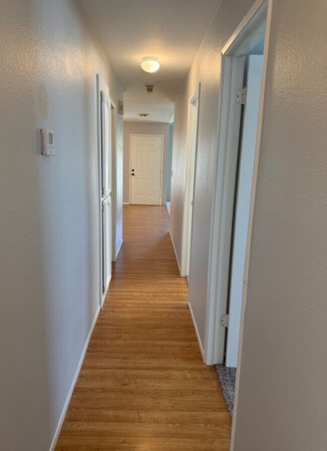 Foto del edificio - Remodeled 3 Bedroom Home in Roseville for Rent