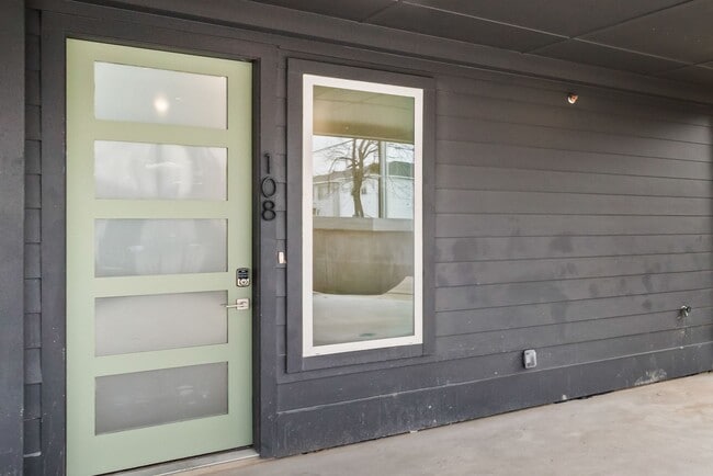 Foto del edificio - 2400 Benbrook Dr