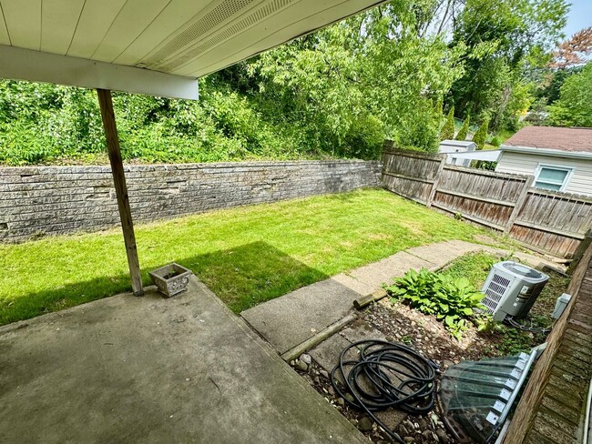 Building Photo - Spacious Split Level 3/1.5 House in Baldwi...
