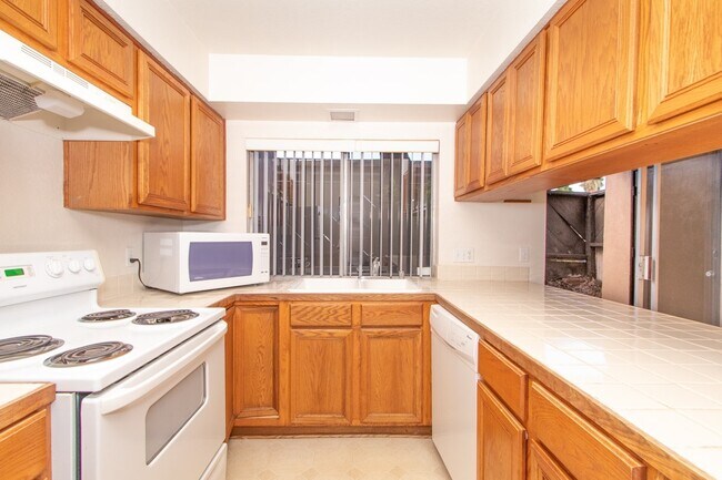 Foto del edificio - Private 2-bed/2-bath, Corner Location Cond...
