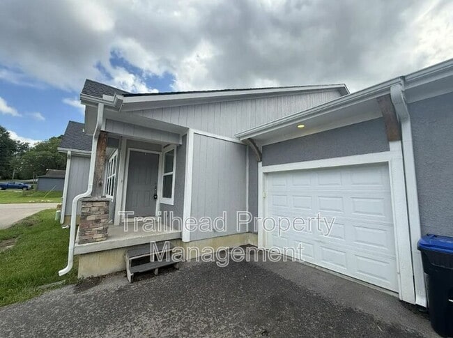 Building Photo - 605 Hillcrest St