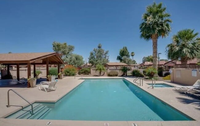 Building Photo - 907 S Lola Ln