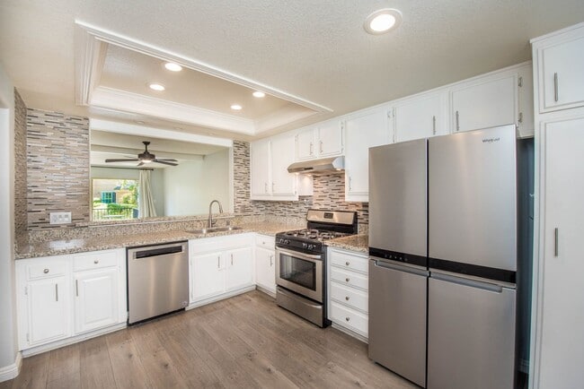 Building Photo - Huntington Beach Townhome