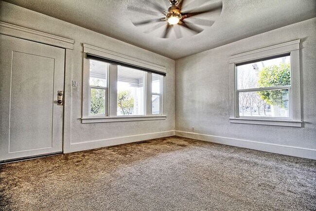Foto del edificio - 579 W 10th St