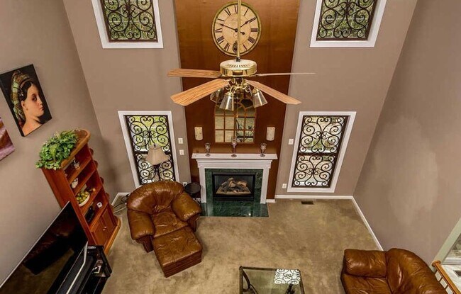 Foto del edificio - Gorgeous 4,000sqft  5-bed 3.5-bath Home near Chantilly Economic corridor