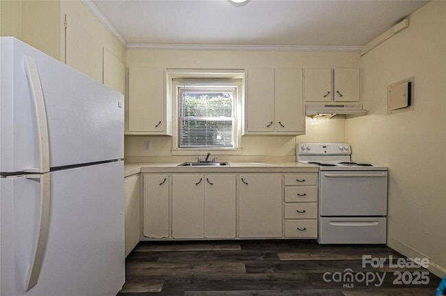 Building Photo - 260 Church St N