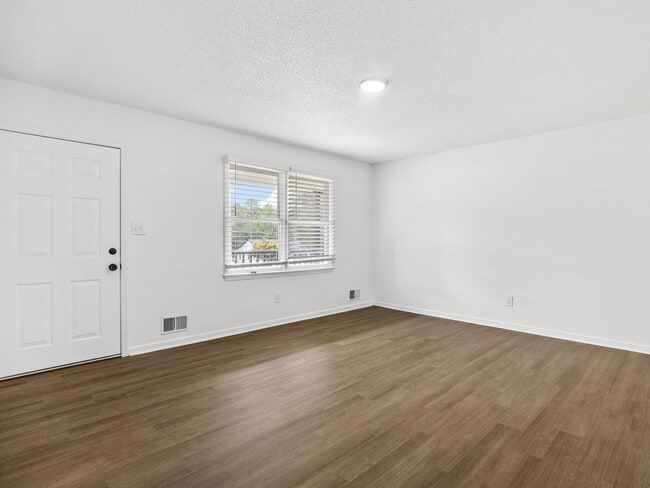 Building Photo - Freshly renovated 2 bed 2 bath home-$500 off first month rent!!
