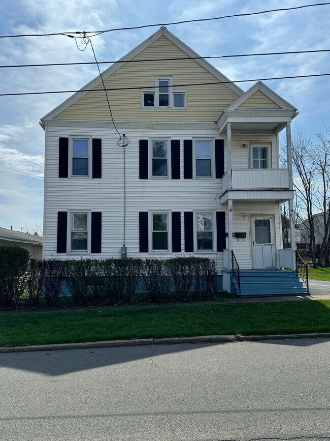 This listing is for the first floor unit. - 517 Niagara St