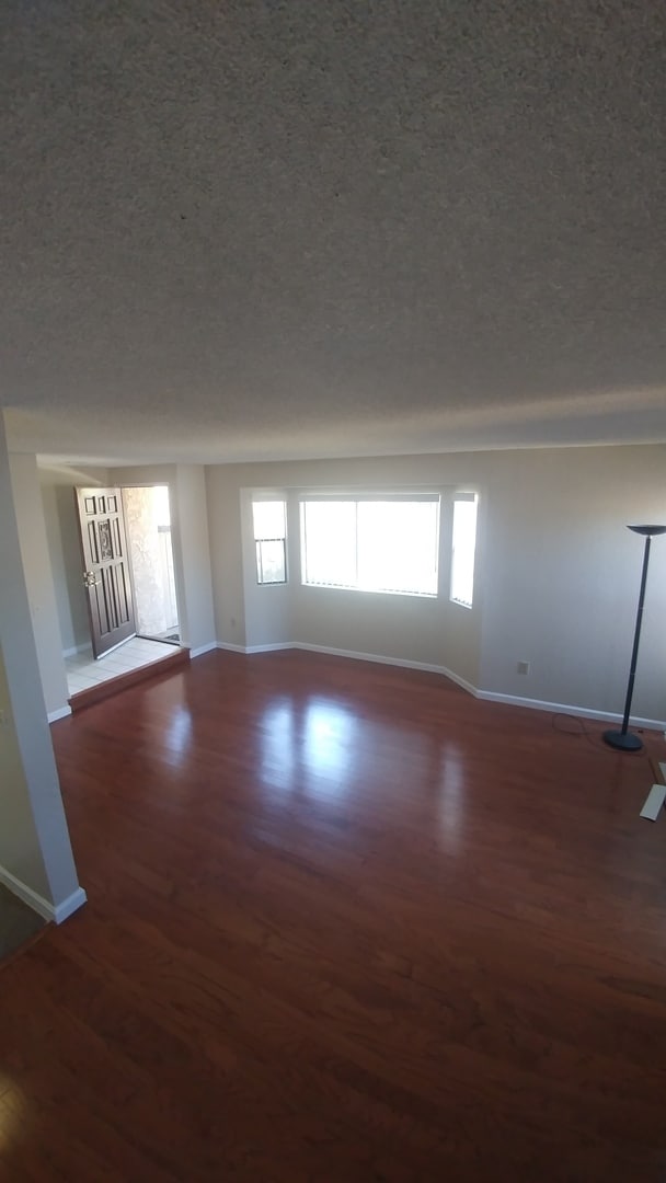Building Photo - Great location!!!  3 bed 2 1/2 bath town h...
