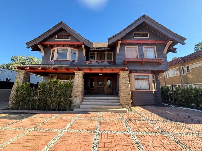 Building Photo - 2618 Kenwood Ave