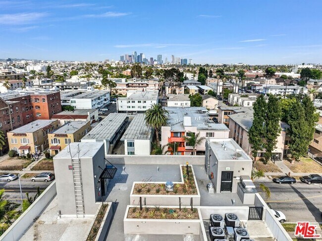 Building Photo - 1537 S Wilton Pl