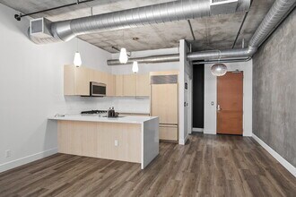 Building Photo - 877 Island Ave