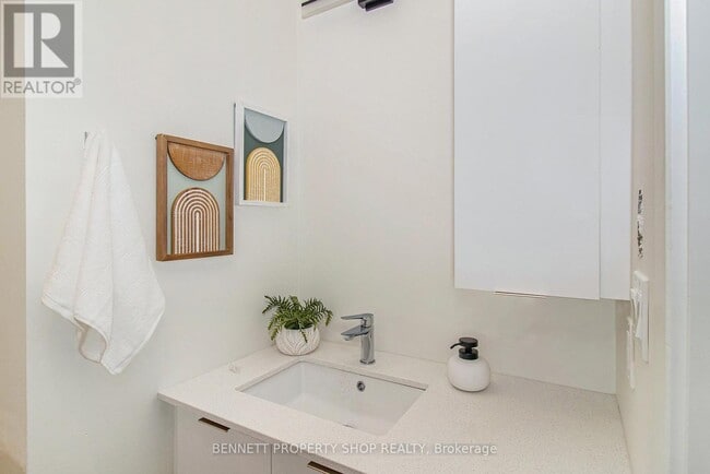 Building Photo - 600 Mountaineer Private