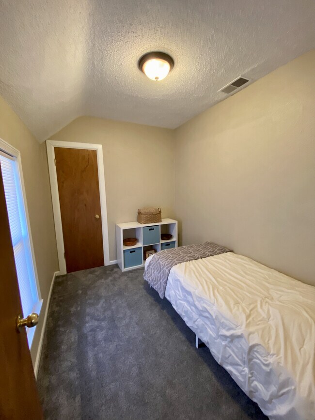 6902 Saint James St Unit Upper, Wauwatosa, WI 53213 Apartments in