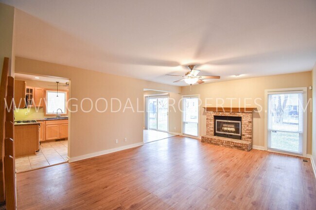 Foto del edificio - 3 Bedroom Home in West Des Moines with fen...