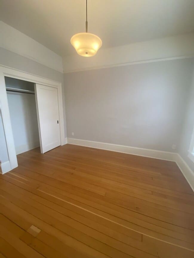 Building Photo - Updated 1-Bedroom, 1-Bath Apartment in Cot...