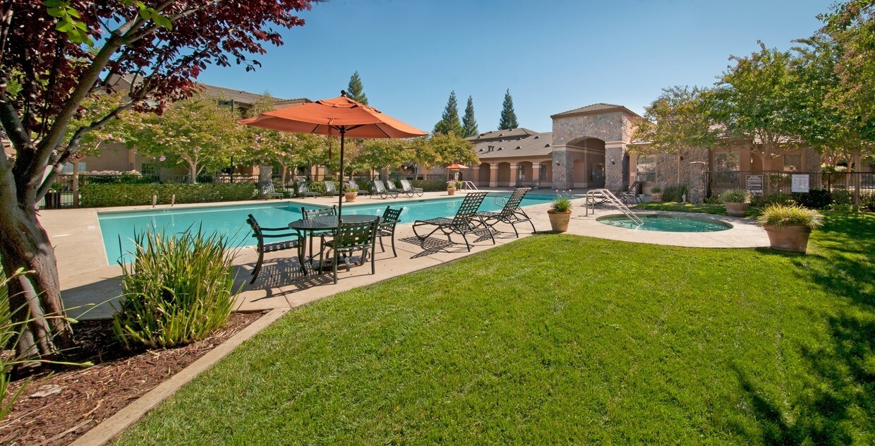 Cobble Oaks Apartments in Gold River, CA