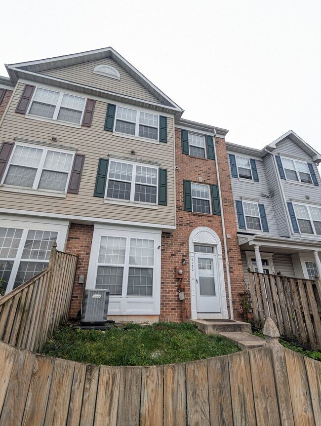 Building Photo - Recently renovated townhome in Ballenger C...