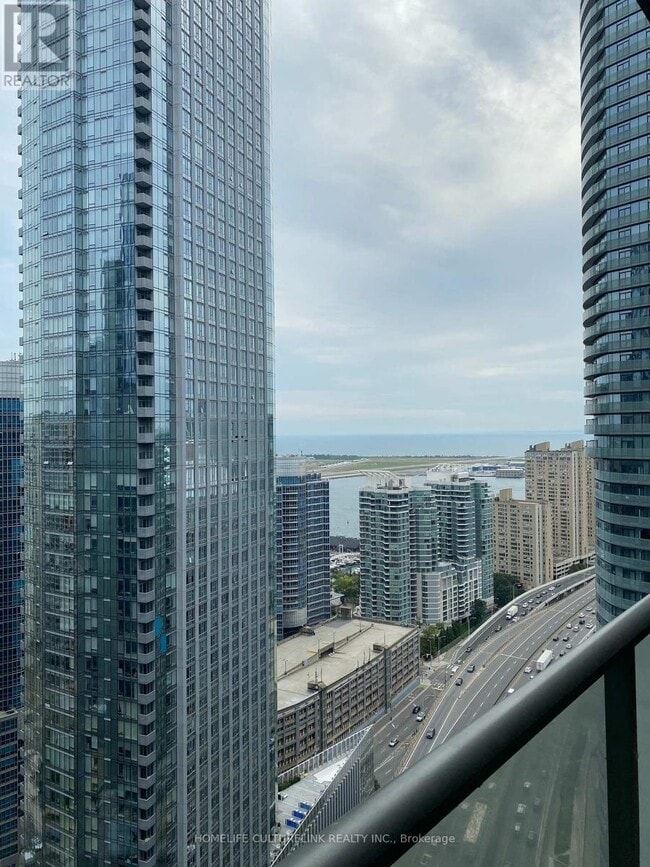 Photo du bâtiment - 55 Bremner Blvd