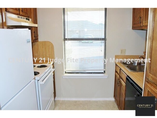 Building Photo - 2/1 Corner Unit of 4-Plex in Denton For Rent!