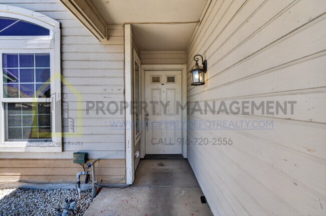 Foto del edificio - Spacious 3-Bedroom Retreat with 2.5 Baths in Prime Elk Grove Location