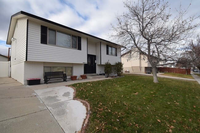Photo - Charming West Jordan 4 Bed with Open Layout and Spacious Primary!! House