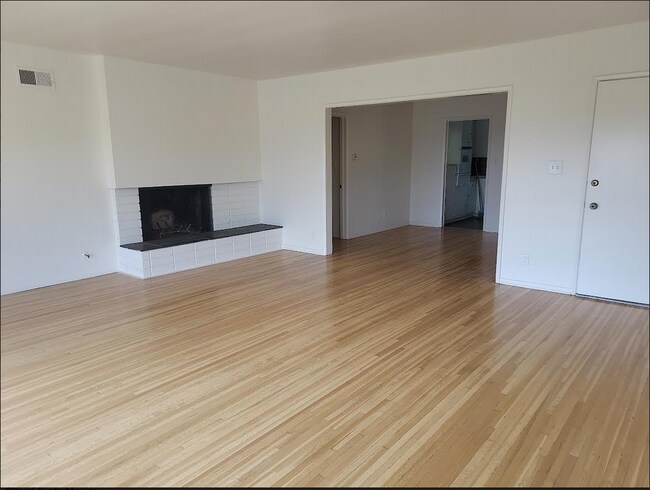 Sala de estar - Vista norte al comedor - 960 17th Street - Apt 2