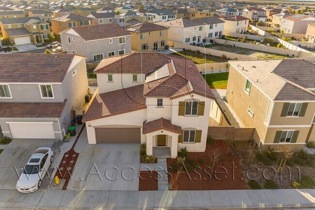 Building Photo - Beautiful 4 Bed/3 Bath Home Located In Hig...