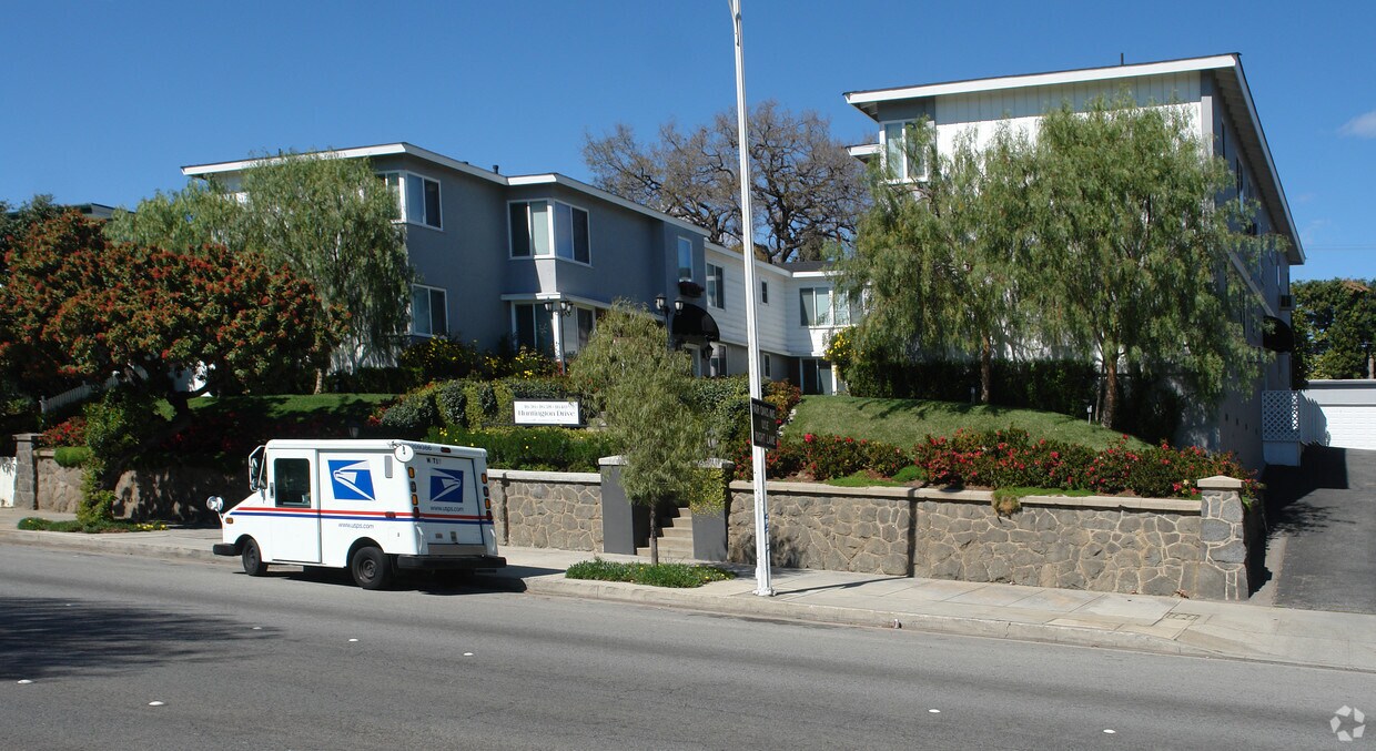 Building Photo - 1636 Huntington Dr