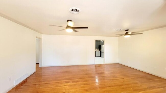 Building Photo - 2308 Holsum Cir