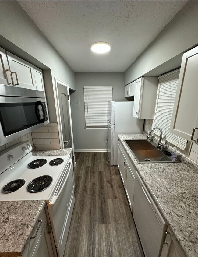 Foto del edificio - Four Bedroom Home Available Now!