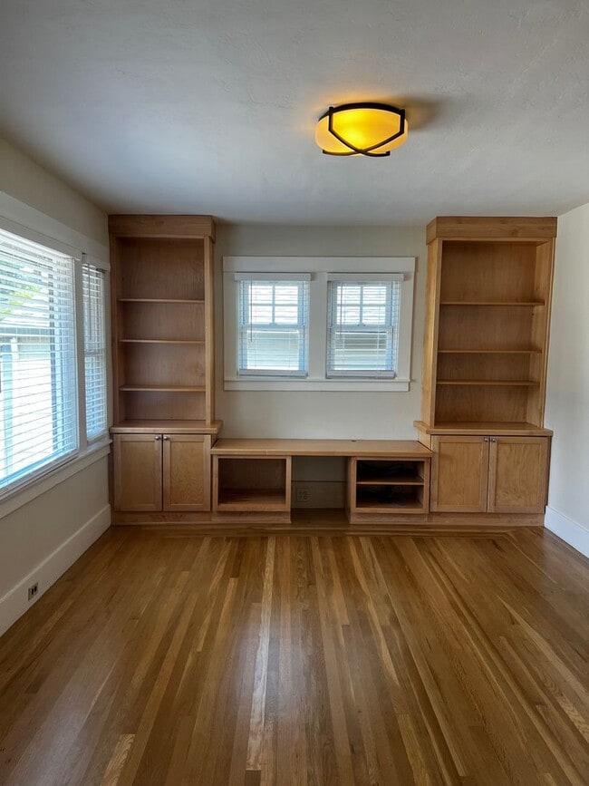Building Photo - 2 Bedroom / 1 Bathroom Single Family Home ...