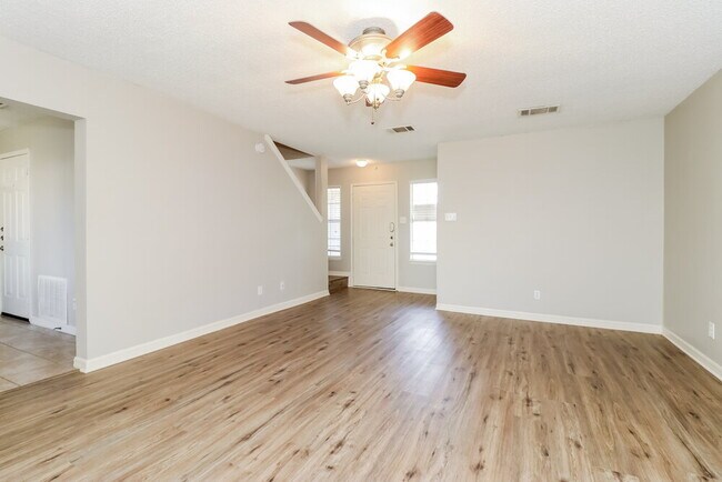 Building Photo - 4821 Woodstock Dr