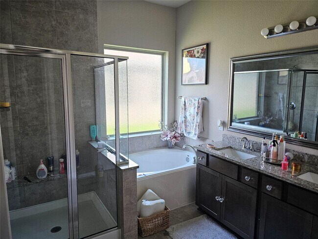 Foto del edificio - 8411 Hunters Cliff Dr