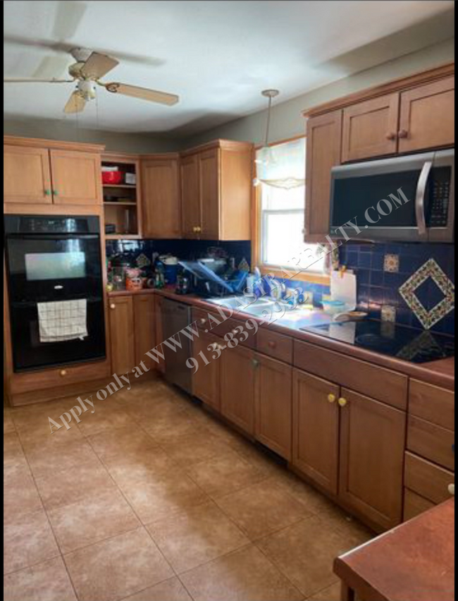 Foto del edificio - Large Home With Multiple Bedrooms-Coming SOON!!