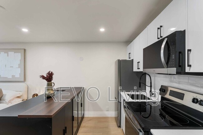 Building Photo - 7800 Lundy's Ln