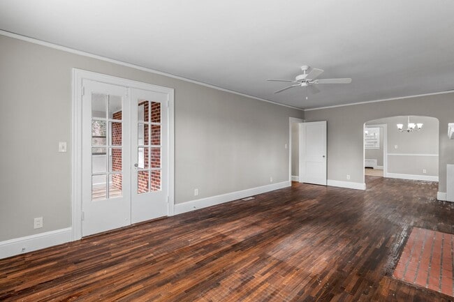 Foto del edificio - SW, Large Brick Two Bedroom PLUS Two Sun-Rooms, Hardwoods, LR & Separate DR, Fire Place!