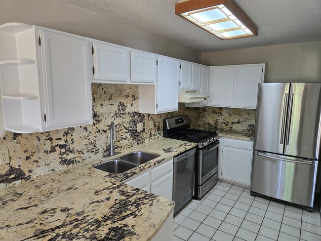 Building Photo - 3553 Avon Dr