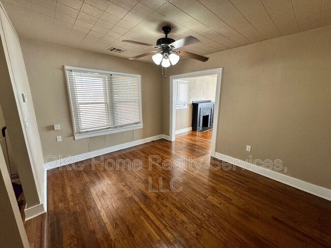Building Photo - 1715 N Villa Ave