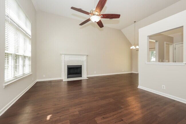 Building Photo - 920 7 Oaks Blvd