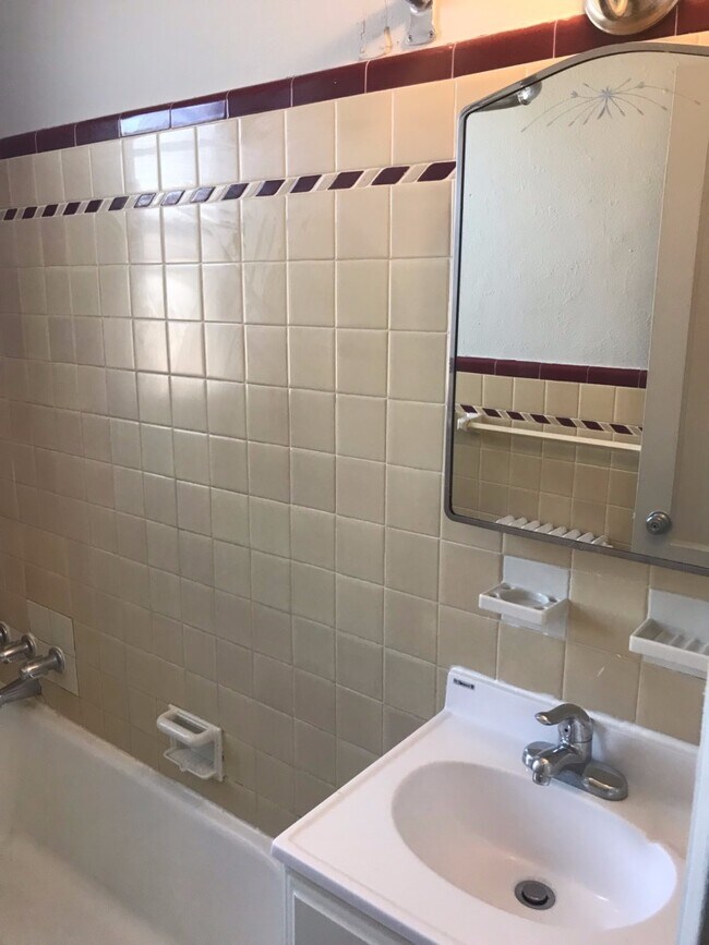 Building Photo - 1 Bedroom, 1 Bathroom Apartment--Ready for...
