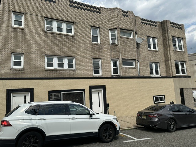 Building Photo - 647 Anderson Ave