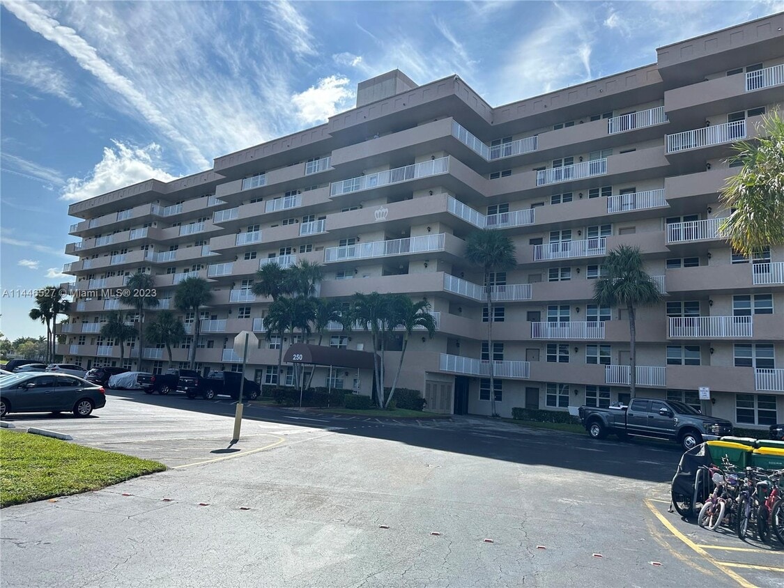 250 Jacaranda Dr Unit 705, Plantation, FL 33324 Condo for Rent in