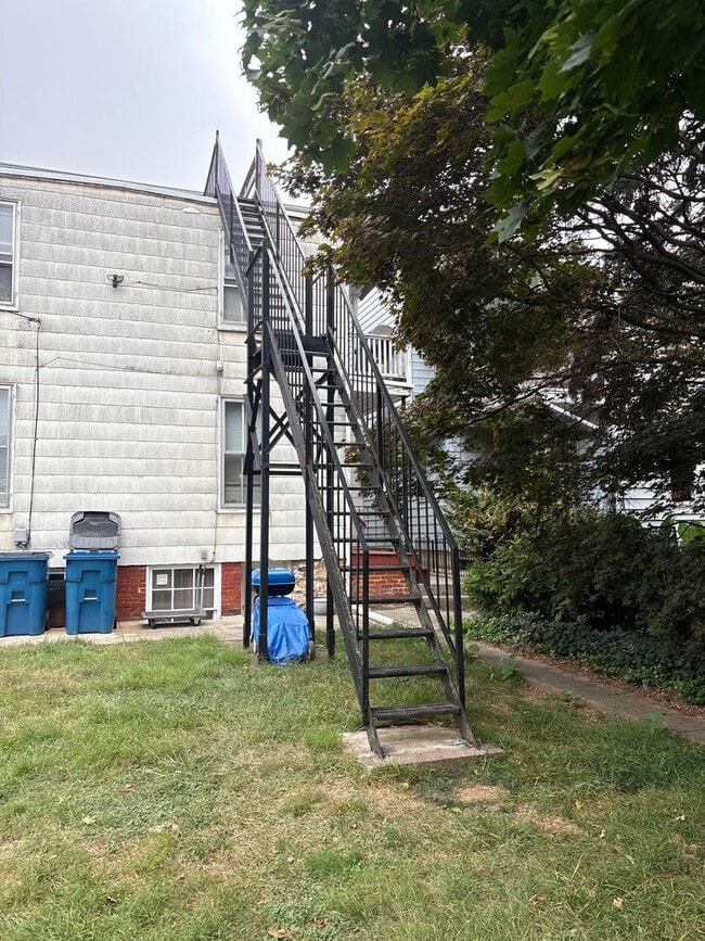 Building Photo - 3rd Floor Spacious 1 Bedroom, Fire Escape ...