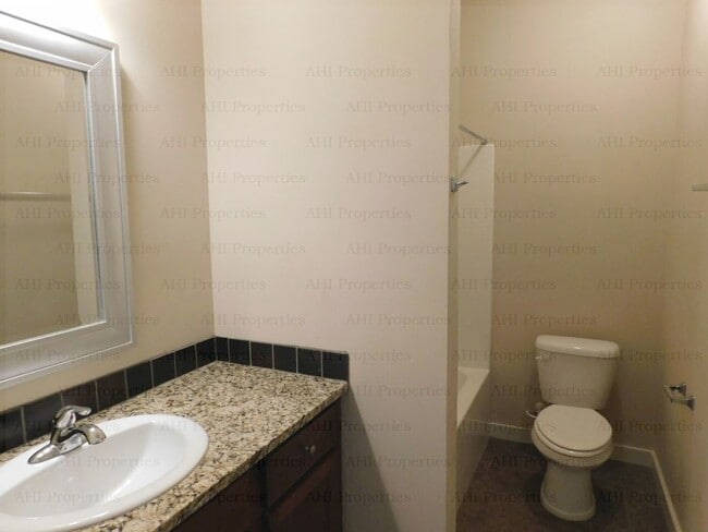 Building Photo - 4675 Cotswold Ln