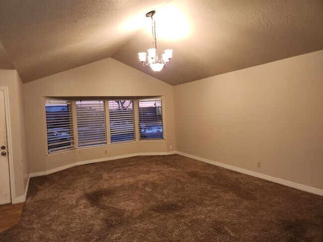 Building Photo - Spacious 5 Bd 2.5 Bath Home in Millcreek