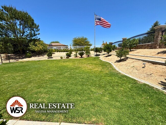 Foto del edificio - Beautifully upgraded LARGE home with a pool and basketball court in Mockingbird Canyon!