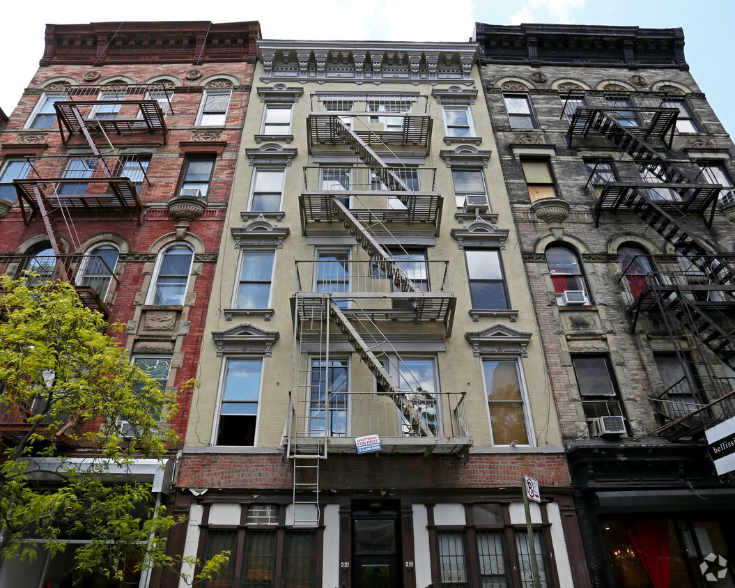 Building Photo - 221 Mott St