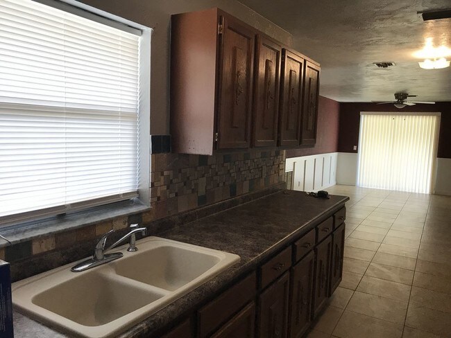Foto del edificio - Upgraded Edgewater Duplex AVAILABLE NOW