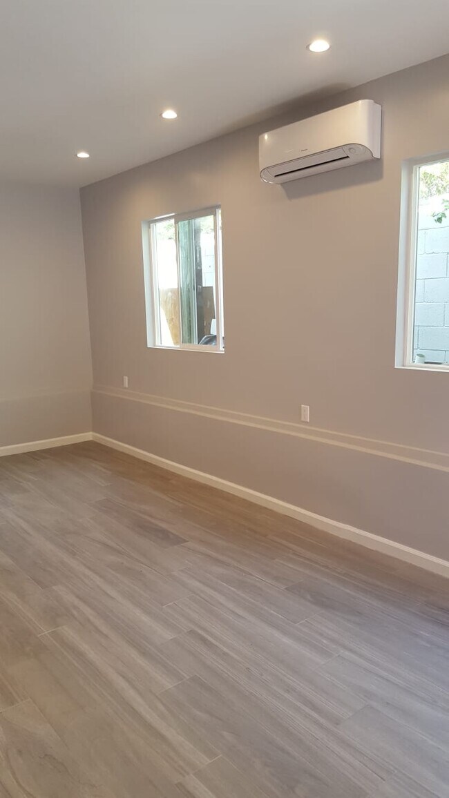Building Photo - 6015 Encino Ave